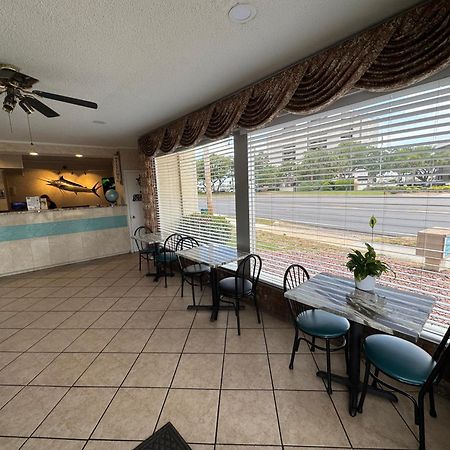 Hole Inn The Wall Hotel - Fort Walton Beach - Sunset Plaza - Nearby Beaches & Hurlburt Exterior photo
