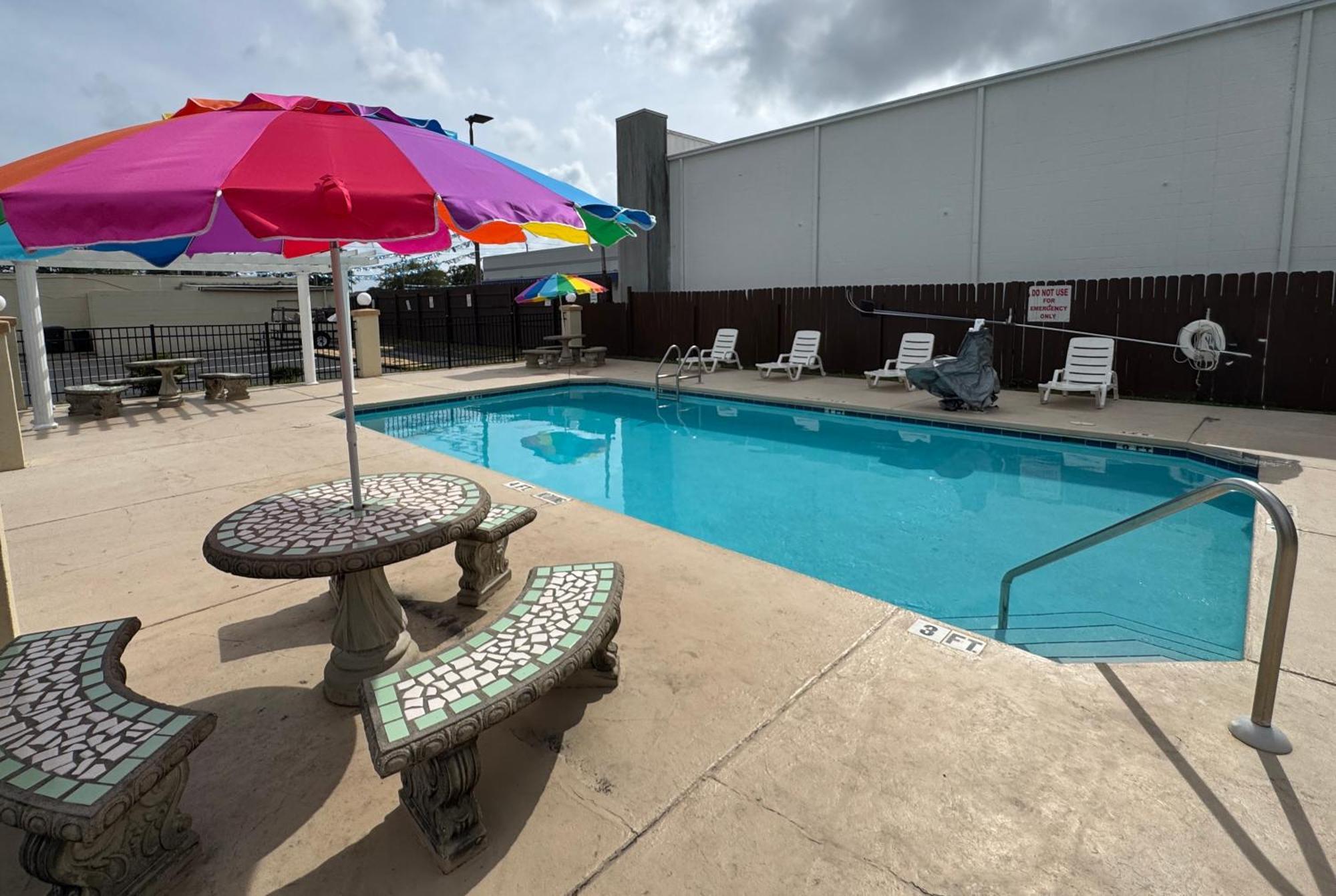 Hole Inn The Wall Hotel - Fort Walton Beach - Sunset Plaza - Nearby Beaches & Hurlburt Exterior photo