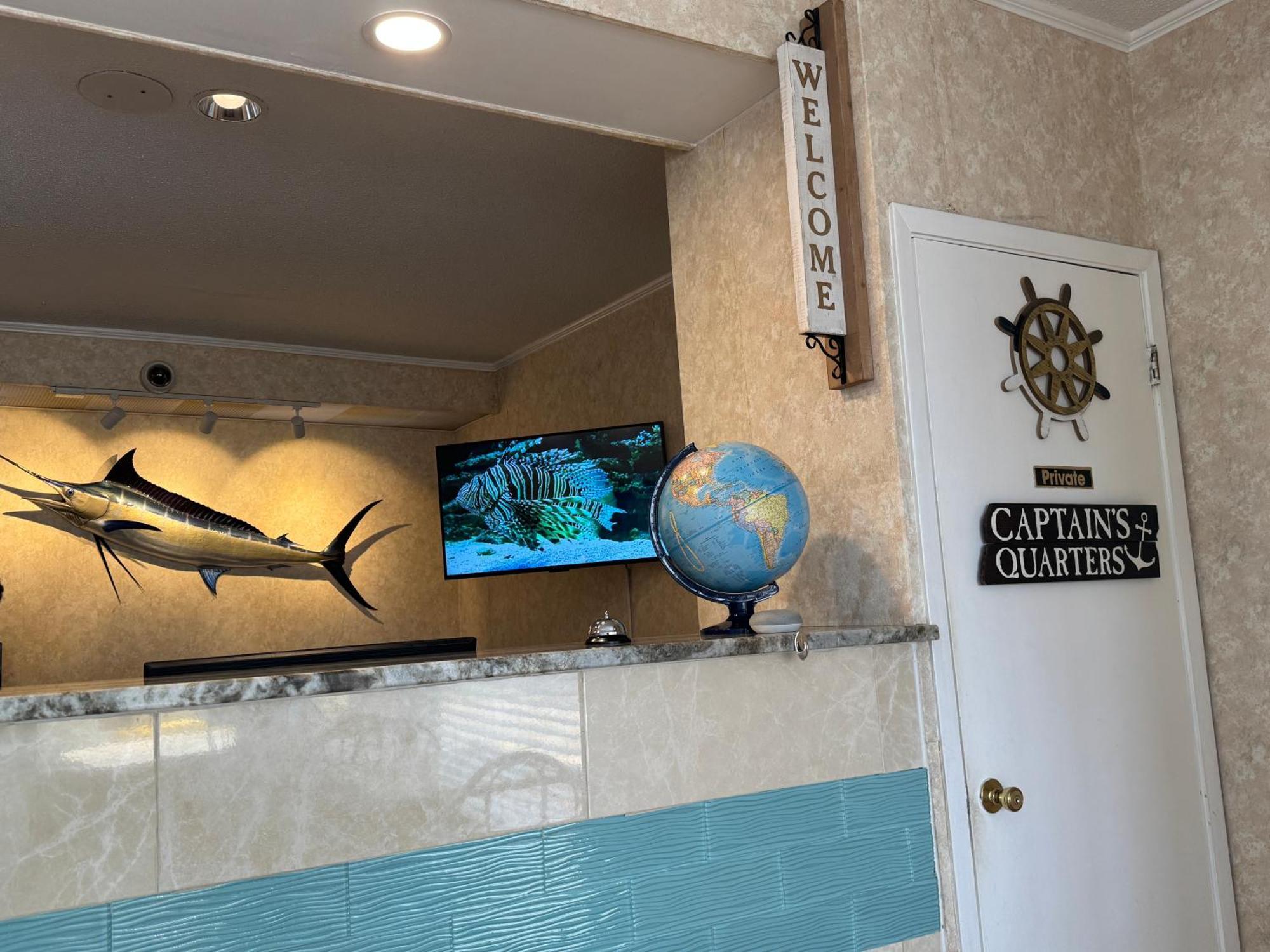 Hole Inn The Wall Hotel - Fort Walton Beach - Sunset Plaza - Nearby Beaches & Hurlburt Exterior photo