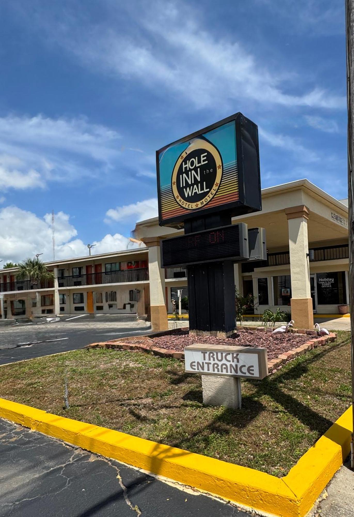 Hole Inn The Wall Hotel - Fort Walton Beach - Sunset Plaza - Nearby Beaches & Hurlburt Exterior photo