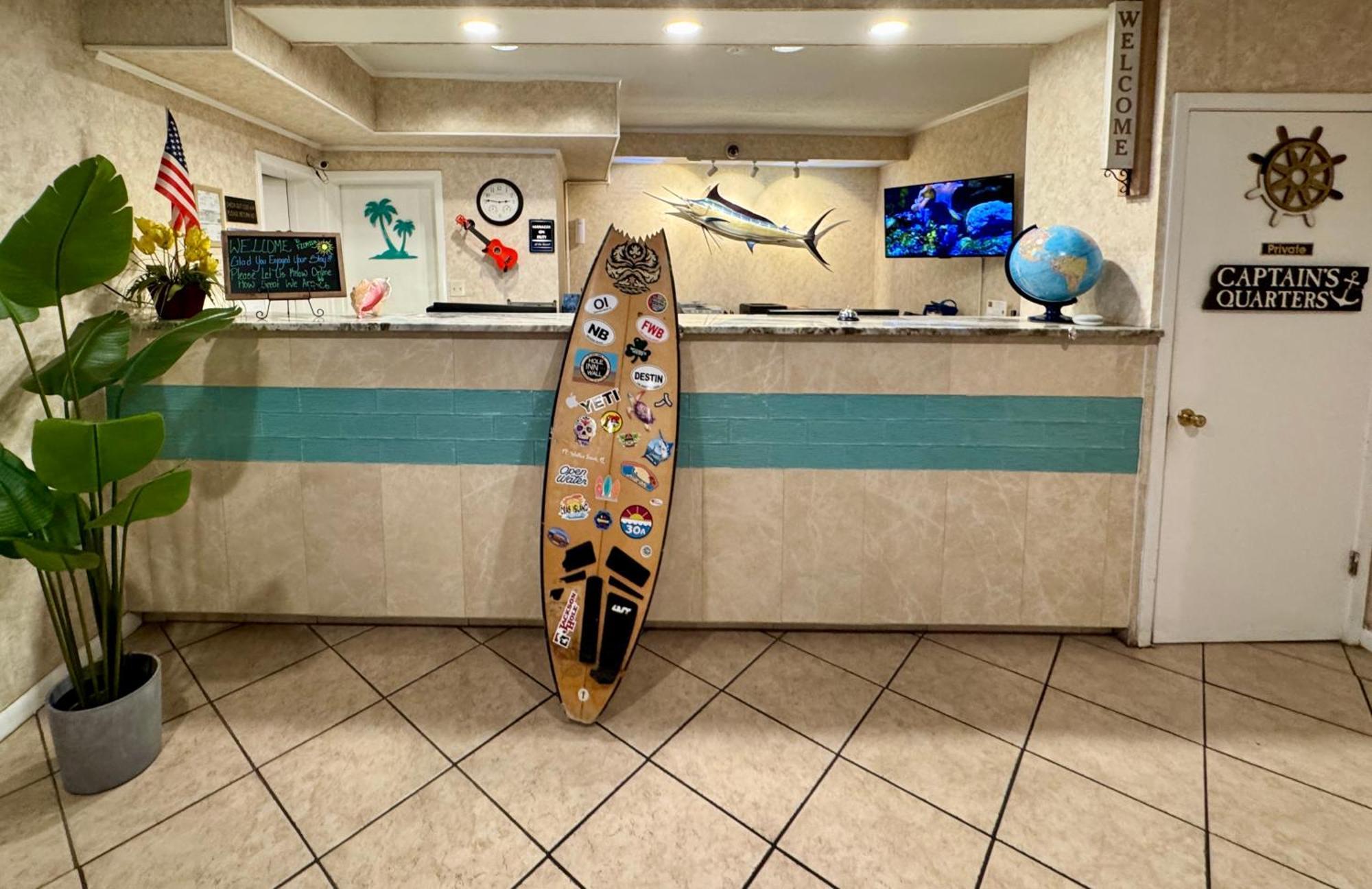 Hole Inn The Wall Hotel - Fort Walton Beach - Sunset Plaza - Nearby Beaches & Hurlburt Exterior photo