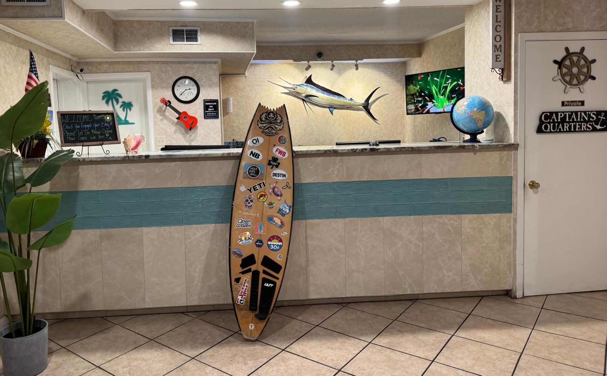 Hole Inn The Wall Hotel - Fort Walton Beach - Sunset Plaza - Nearby Beaches & Hurlburt Exterior photo