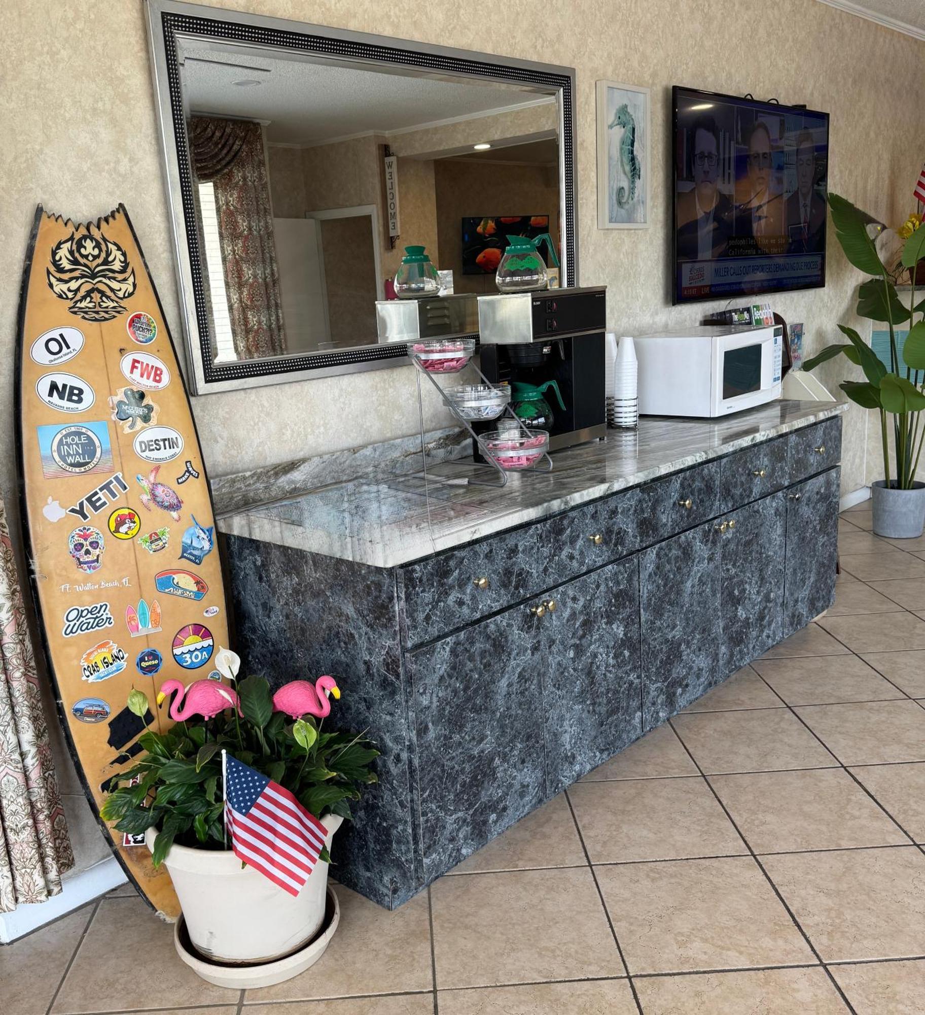 Hole Inn The Wall Hotel - Fort Walton Beach - Sunset Plaza - Nearby Beaches & Hurlburt Exterior photo